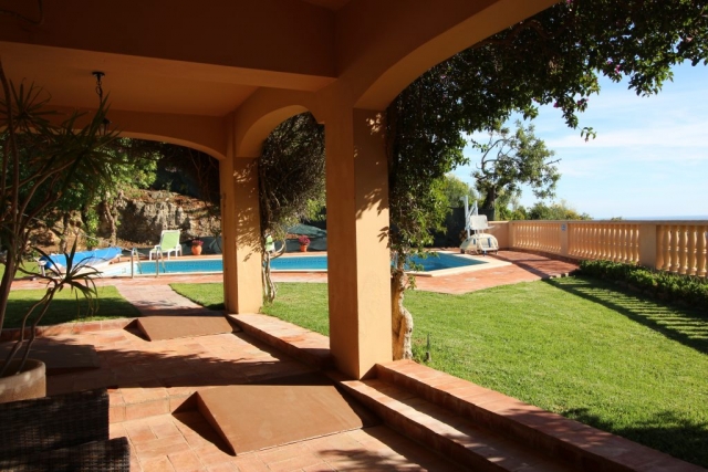 accessible garden and pool, pool lift for the disabled, holiday villa for wheelchair users