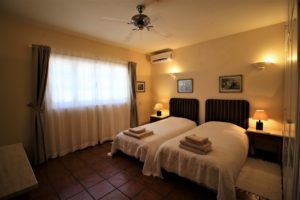 twin bedroom luz do sol